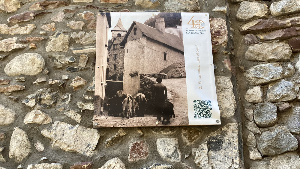 La exposición de fotografías nos ayudan a seguir un itinerario y conocer los modos de vida en San Juan de Plan hace 40 años. 