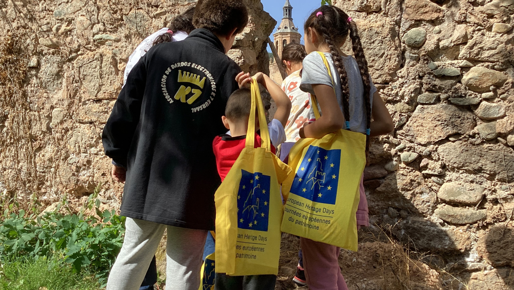 Observando el estado de conservación de la cerca del monasterio de Yuso