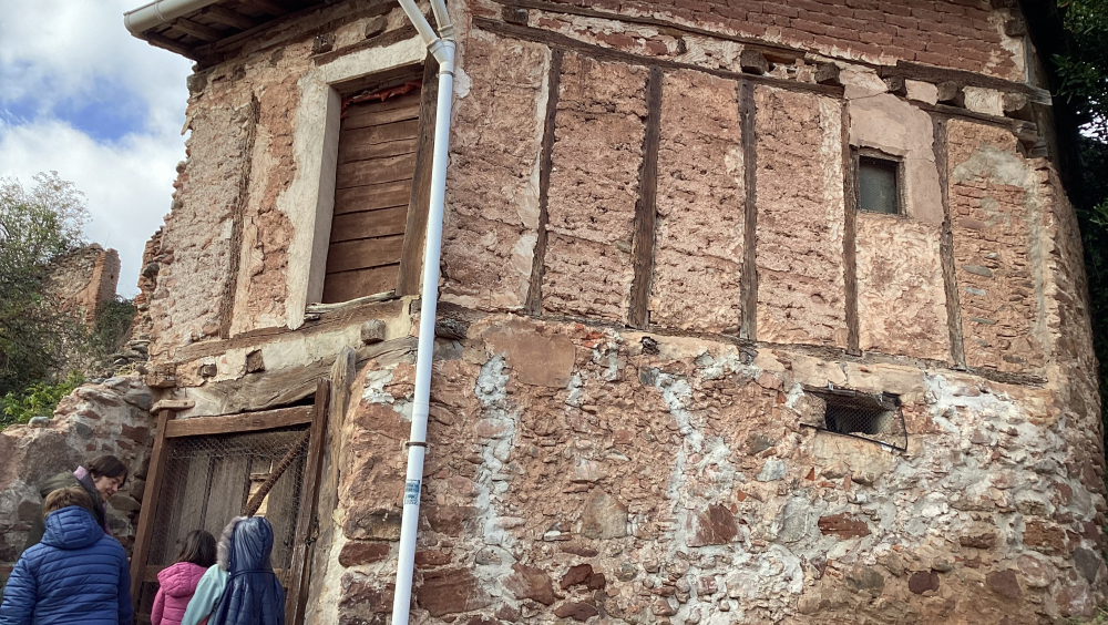 Observando un pajar construido con piedra, adobe, cal y madera.