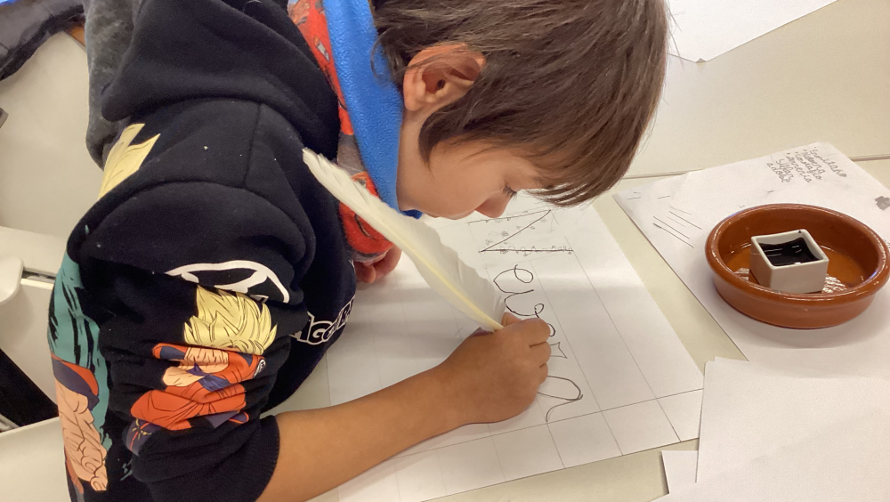 Abraham escribiendo con pluma la palabra nevera