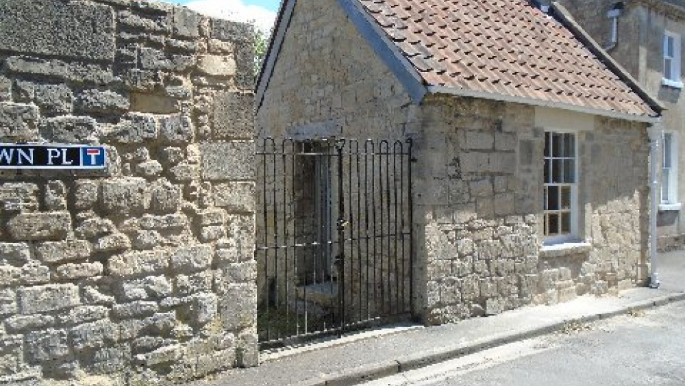 Single-storey stone cottage with tiled roof