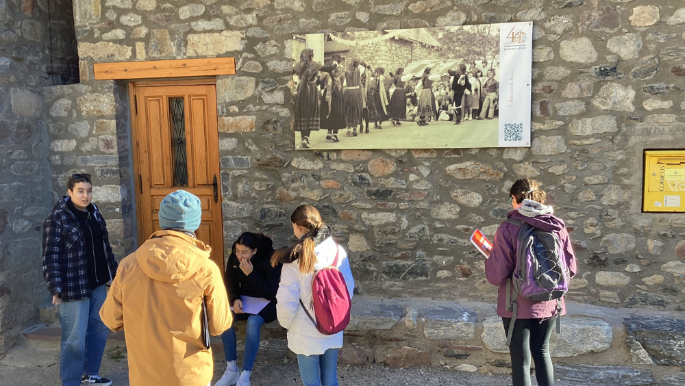 El equipo se reúne para decidir cómo organizar su recorrido siguiendo el itinerario de la exposición de fotografías antiguas.