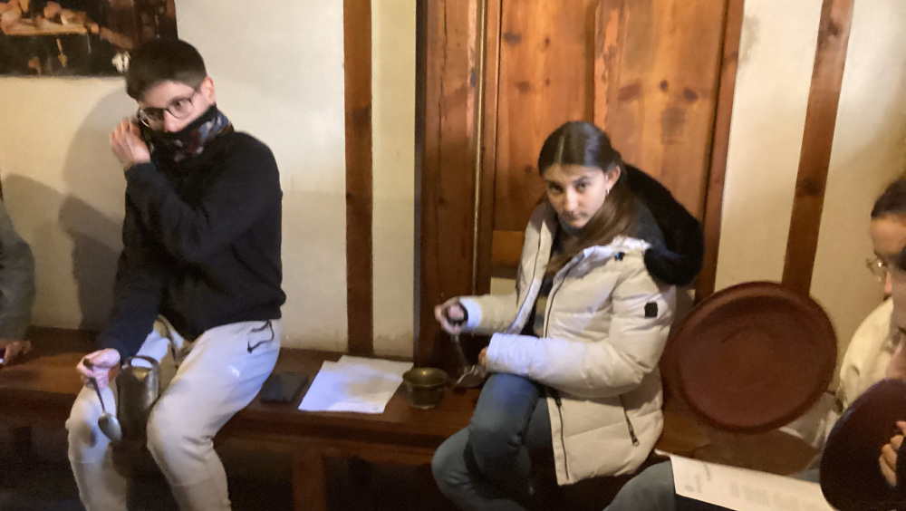 Aprendimos una canción tradicional en fabla aragonesa y aprendimos a hacer música con los utensilios de cocina. 