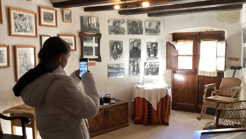 Haceindo una foto del espacio de la sala de estar. Objetos sorprendentes para nosotros como un teléfono fijo o una silla de barbero.