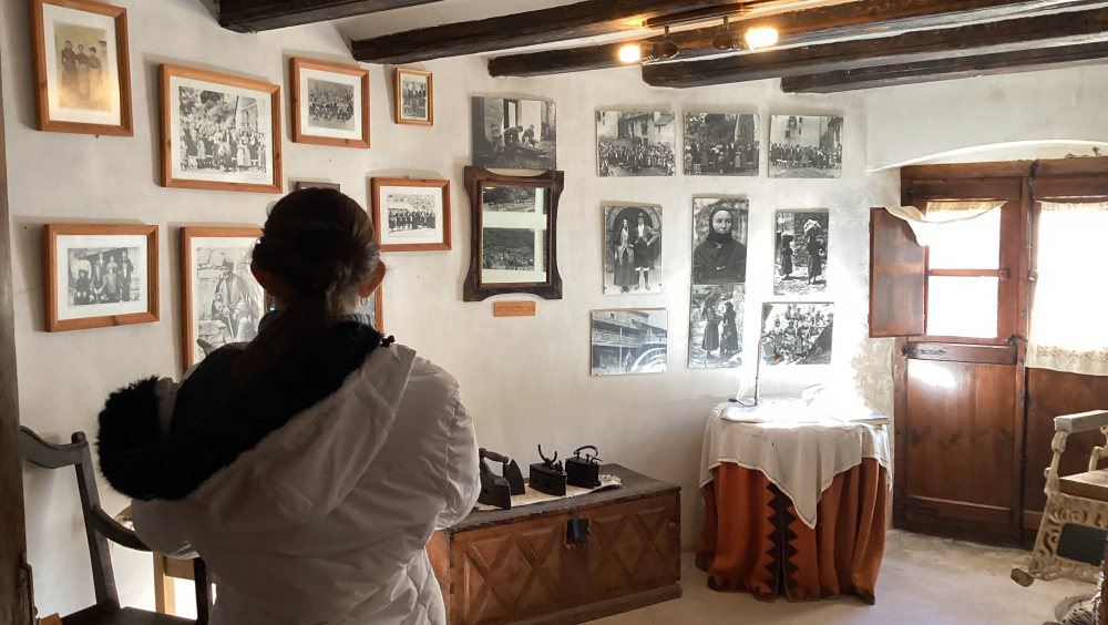 Observando la colección de fotografías antiguas que nos facilita mucha información sobre el papel de la mujer en San Juan de Plan hace 100 años. 