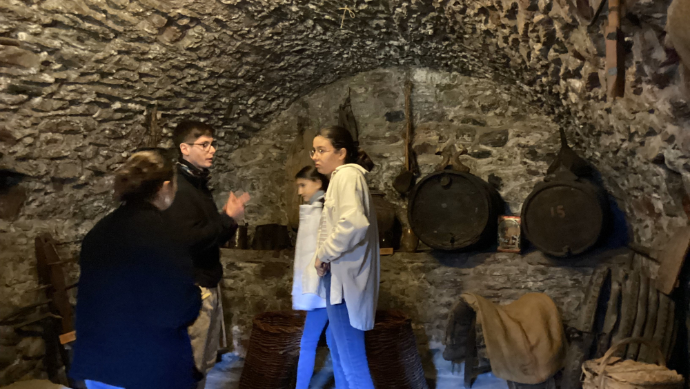 Comenzamos la visita al Museo etnológico en la bodega. Debatimos sobre el uso y función de los objetos expuestos. 