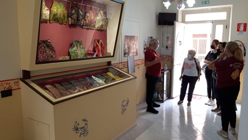 Casa Ligas - Uda museum: Fabrizio Ligas with guests during a guided tour