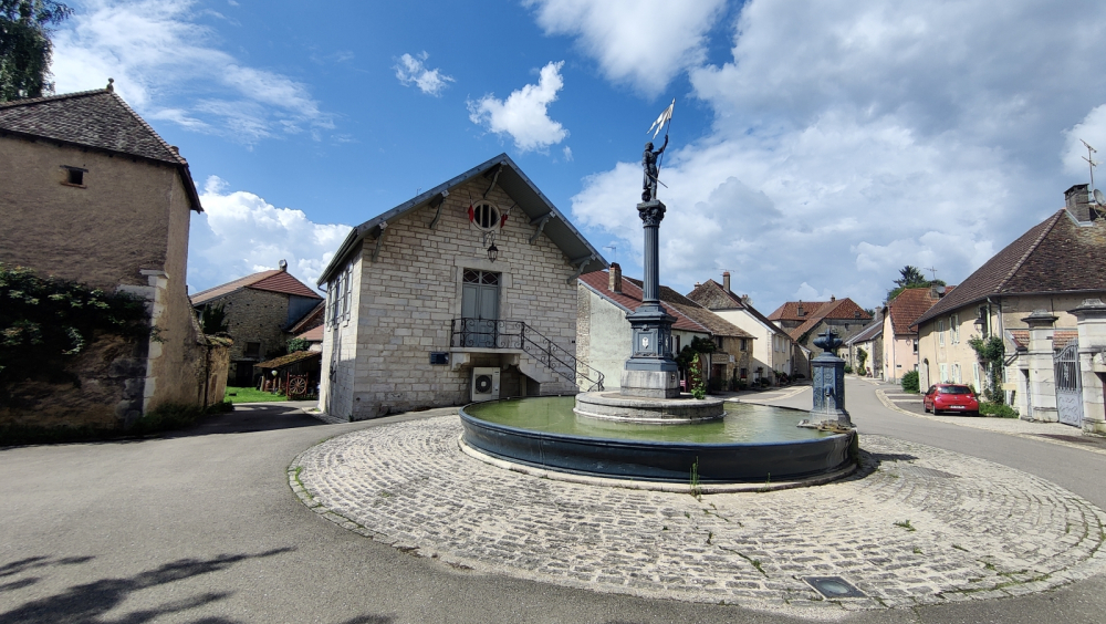 Fontaine Jeanne d'arc et Mairie avec un lavoir dans son sous-sol