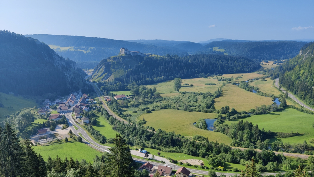 Vue panoramique du Château de Joux depuis la Via Francigena