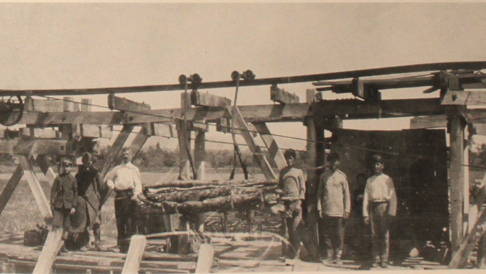 The end of the air route to Golisani (today named Lefkadia) with workers in front of one of its stops. The transportation would continue by train. Photographic archive of Takis Mpaitsis