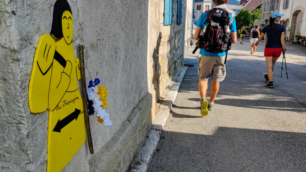 Arrivée du groupe de randonneur à la commune de Jougne décoré avec le logo de la Via Francigena