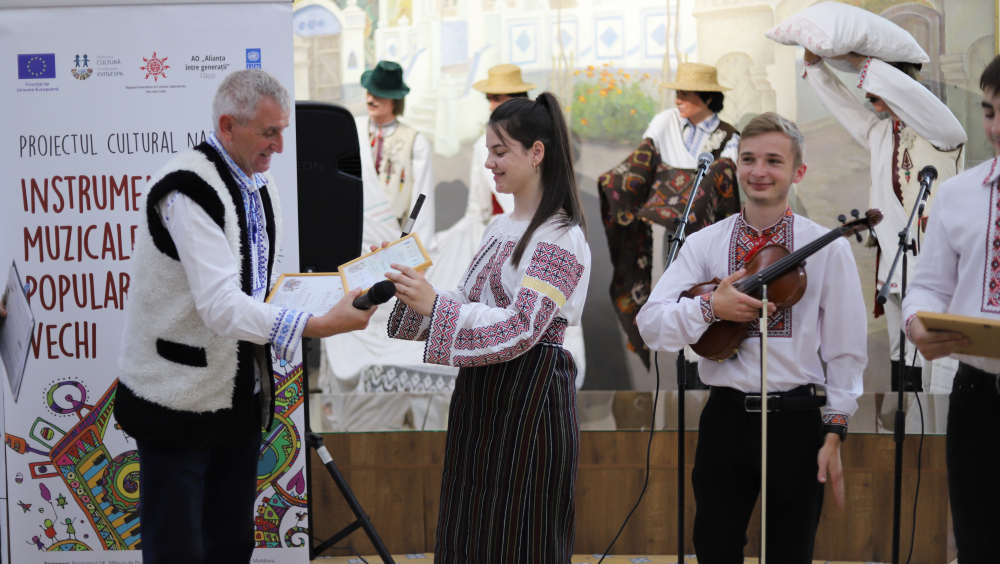 Adriana Sardari, student at the College of Music and Pedagogy in Balti, member of the musical caravan, plays the flute.