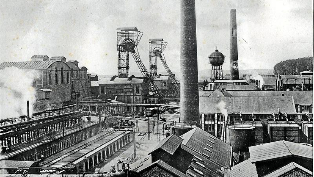 Extended Hermann colliery with 2 shafts and associated plant