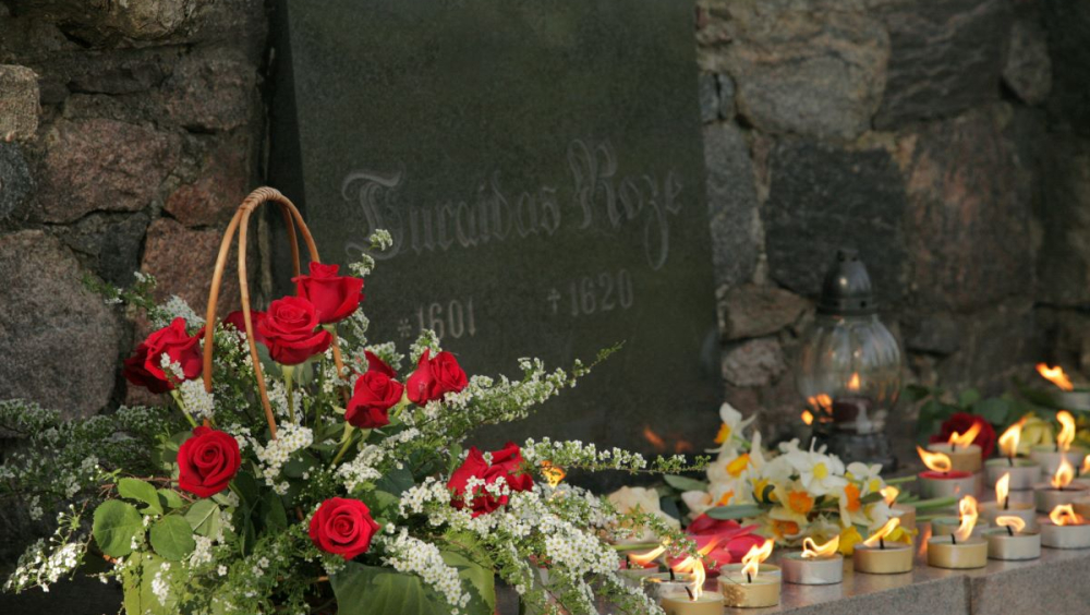 Memorial place. Plaque with words - Turaidas Roze. 1601-1620