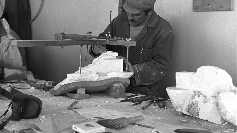 A marble technician working with the pontadoros.
