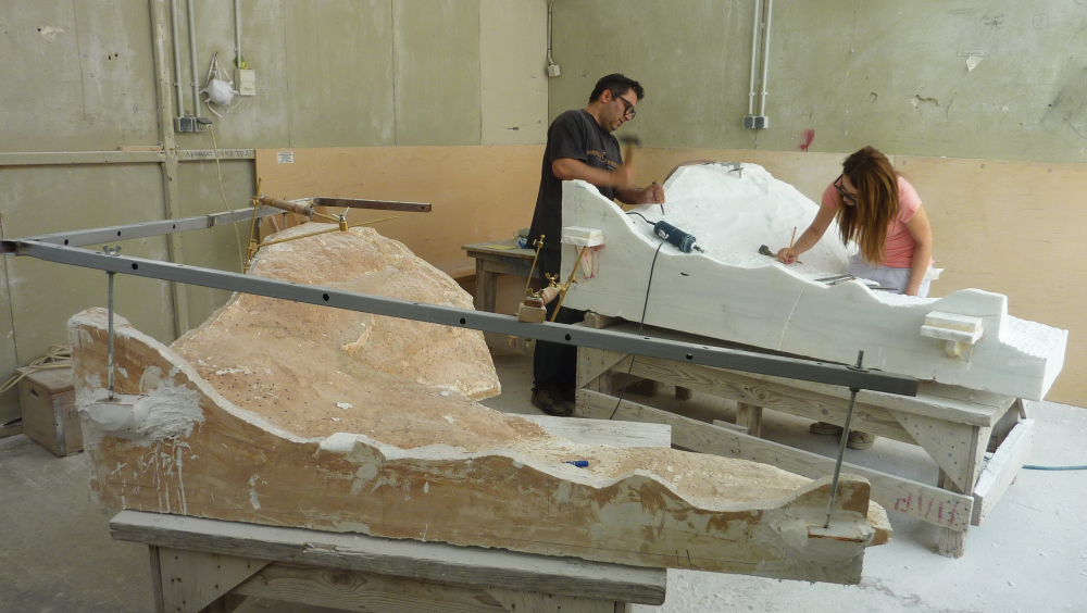 Two marble technicians working with the pontadoros.
