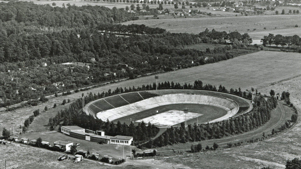 Luftbild des Radsportstadions um 1958