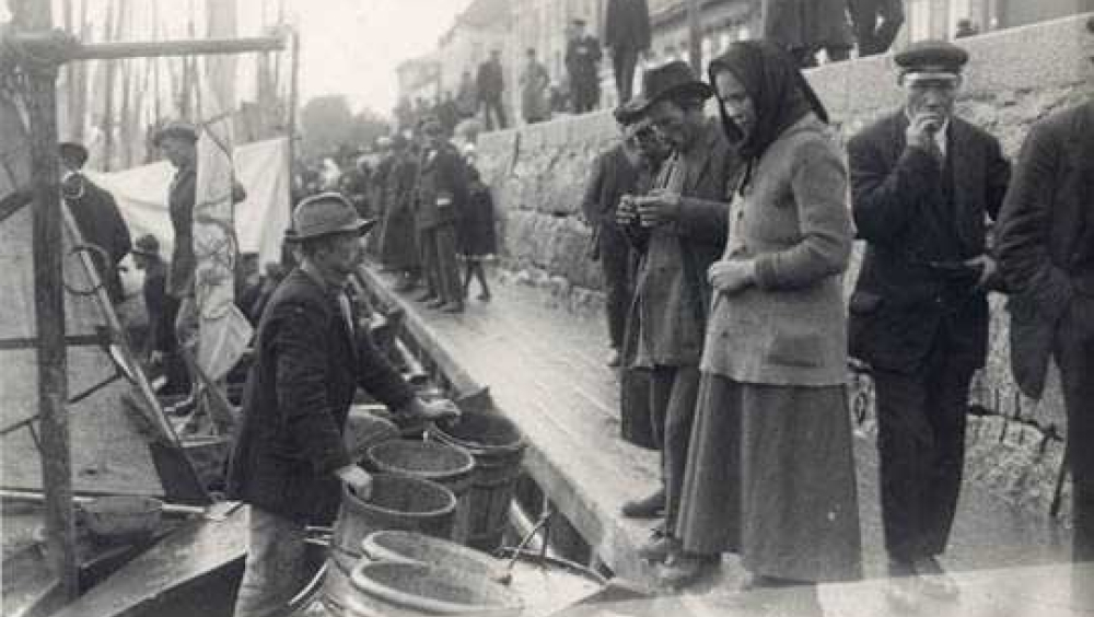 Trading at the river Aura in Turku, Finland. Image rights: Åbo Akademi University library’s archive collections.