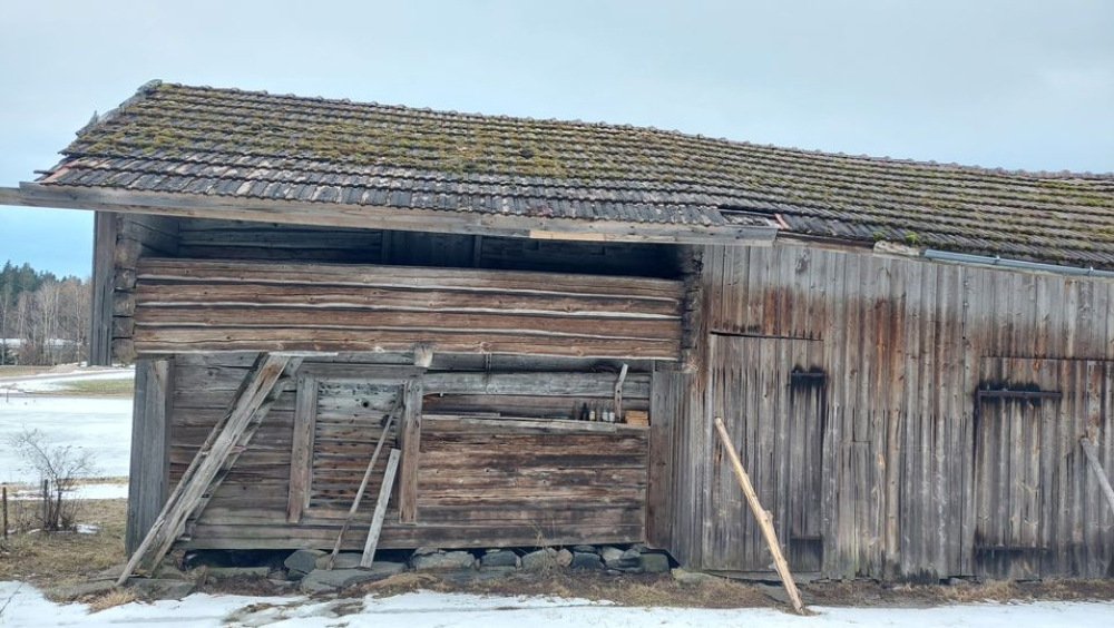 Klootin torpassa avoimet ovet. Klootin luhtiaitan korjaus esille.