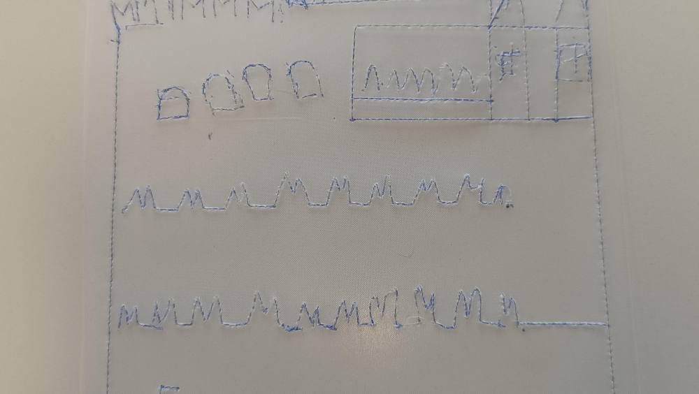 Questo disegno è stato realizzato utilizzando il piano gommato, uno strumento che permette alle persone non vedenti di disegnare. Funziona creando delle linee in rilievo: basta tracciare con una penna su un foglio trasparente appoggiato sulla gomma del piano, e queste linee possono poi essere toccate per formarsi un’idea del disegno.  Per creare questo disegno, ho esplorato con le mani un modellino tridimensionale del Castello del Buonconsiglio, presente al suo interno, e l’ho riprodotto sul foglio utilizza