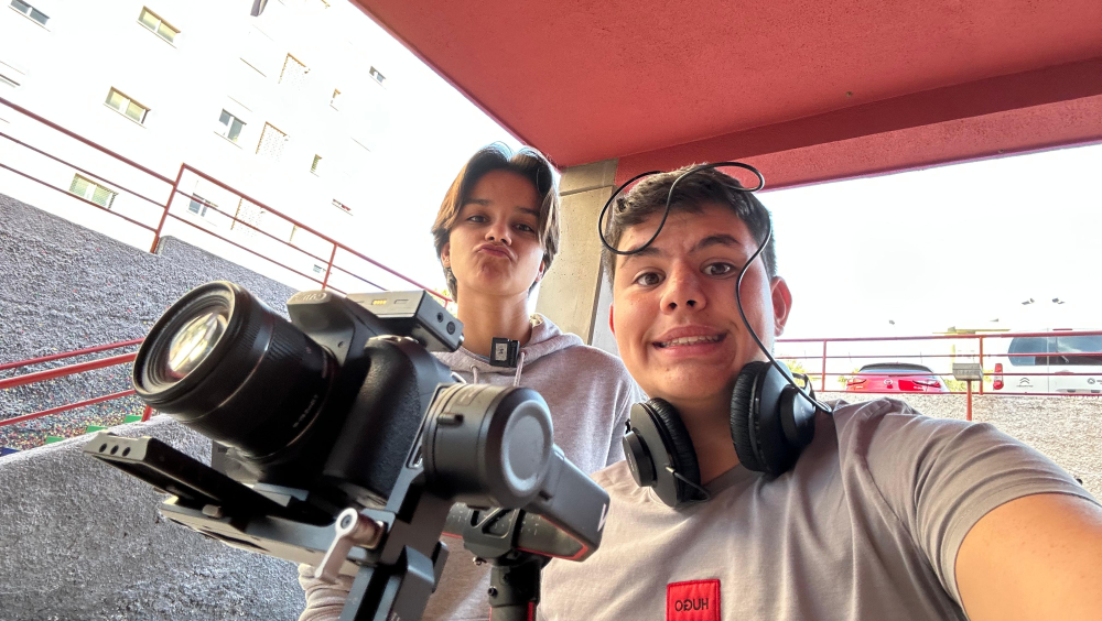 Hugo and Andrea are filming some scenes at the school for our report.