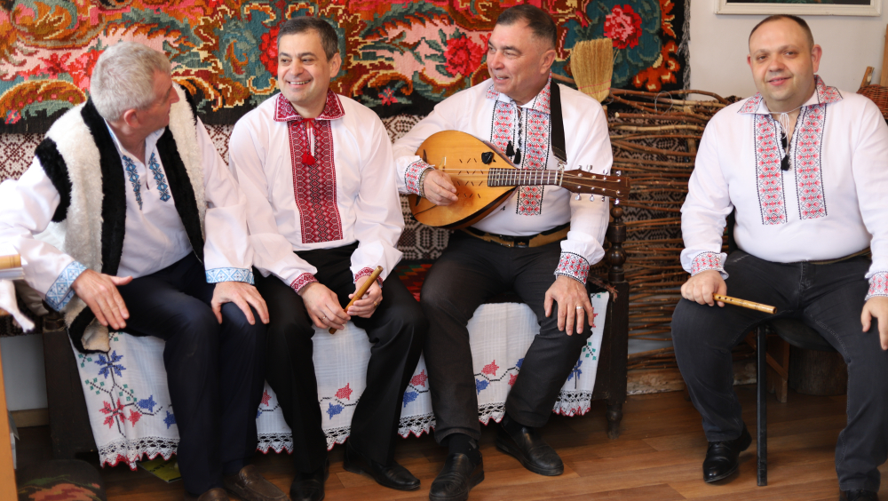 În raionul Drochia am identificat un instrumentist, cobzarul Victor Cemortan. La întâlnirea stabilită pentru realizarea unei înregistrări video, s-au prezentat încă doi muzicanți locali