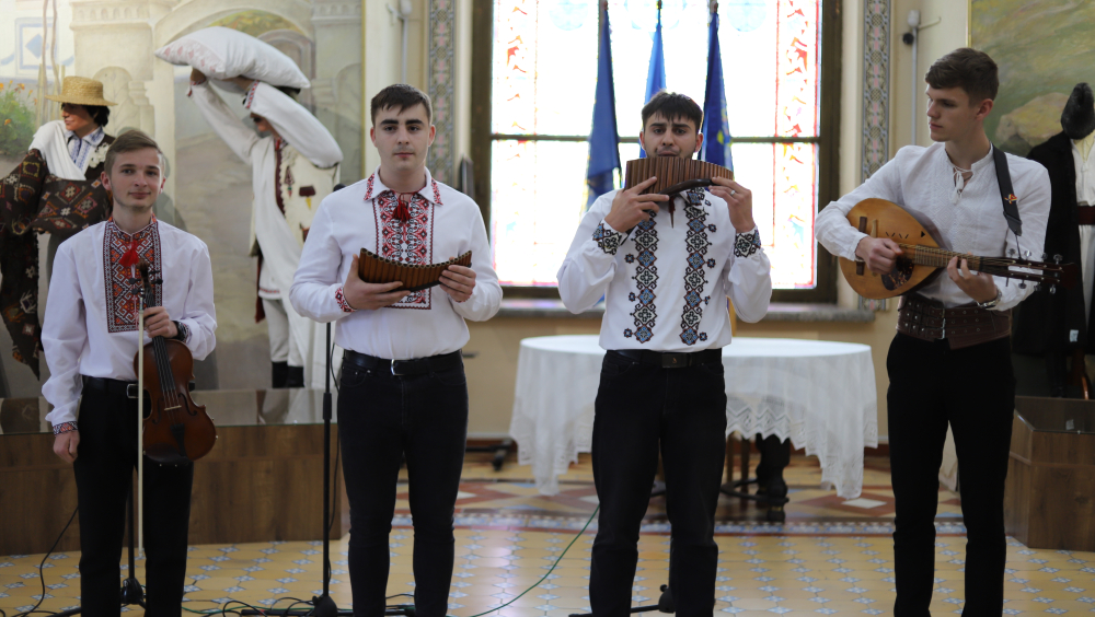 Taraful Banda lui Tolică, creat din studenți de la Colegiul de muzică și pedagogie Bălți, participanți în cadrul Caravanei muzicale ”Moldova Europeană” în circa 30 de concerte