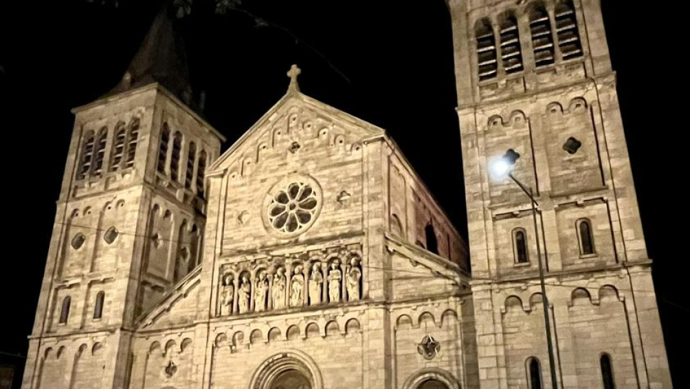 Accueil des Pèlerins devant l'Eglise decanale.