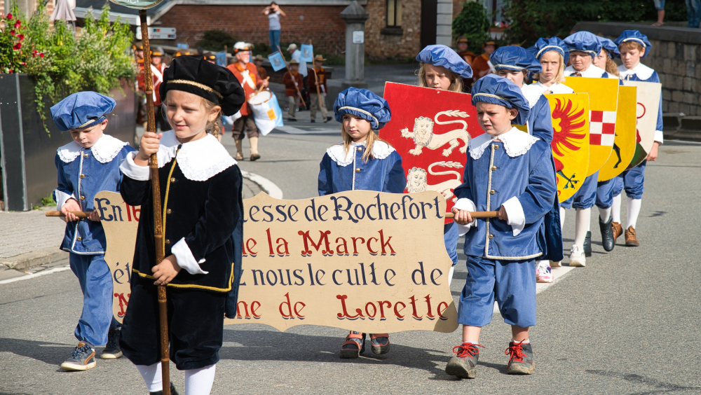 Les pages en tête du cortège.
