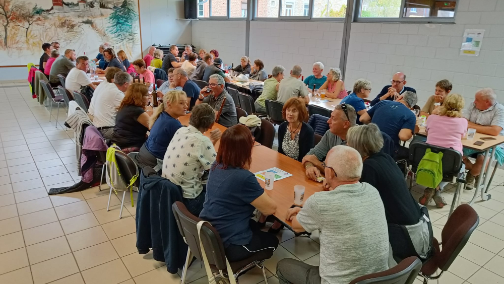 Doischiens et Boucards se sont retrouvés lors de la marche gourmande transfrontalière 2024 organisée par l'association "Retour à l'Ancienne Seigneurie de Hierges".