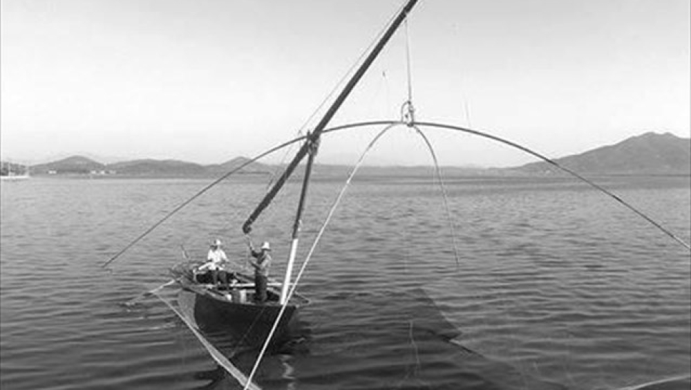 Fishing with stafnokari, photograph of the 1950s