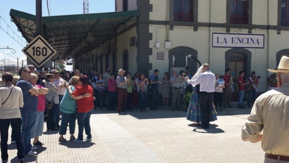 Celebracion en la estación de La Encina