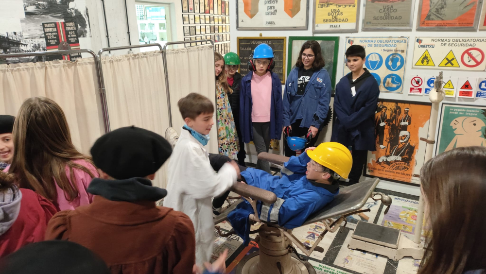 Visita de escolares en el dispensario médico del espacio Fabrika