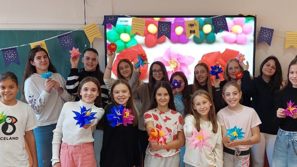 The making of "kinč", a traditional decoration made from colorful crepe paper, listed as a protected intangible cultural asset of the Republic of Croatia (workshop)