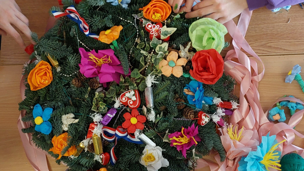 The making of "kinč", a traditional decoration made from colorful crepe paper, listed as a protected intangible cultural asset of the Republic of Croatia (workshop). 