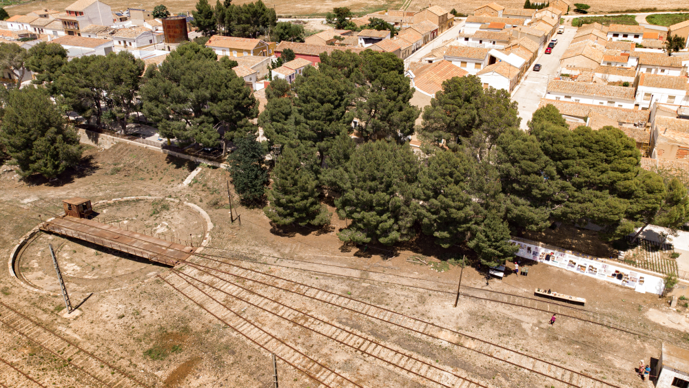 Puente giratorio y playa de vías con la población de La Encina