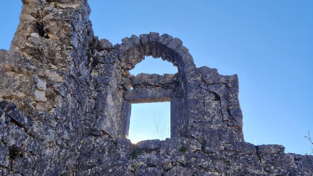 A masterpiece of architecture at the fortress in Nikšić on the example of the remains of a window with a vault that is endangered.