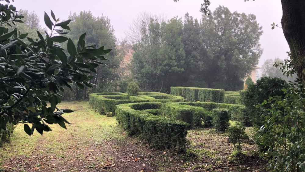 Villa Giustiniani: the formal garden awaits restoration. With its parterres of sculpted hedges and its fountains, it serves as a link between the residence and the hunting reserve.