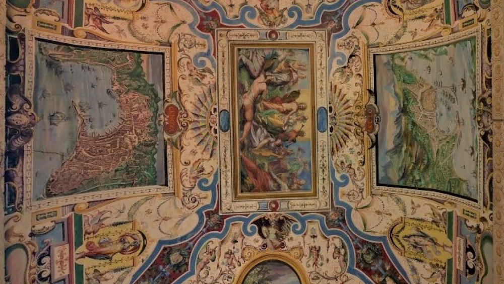 Villa Giustiniani: general view of the ceiling of the ‘Sala del Parnaso’ (Parnassus Room), decorated with grotesques and figures of pagan deities. The central scene depicts Apollo and Minerva accompanied by the nine muses. On the sides are maps of Genoa and Chios.