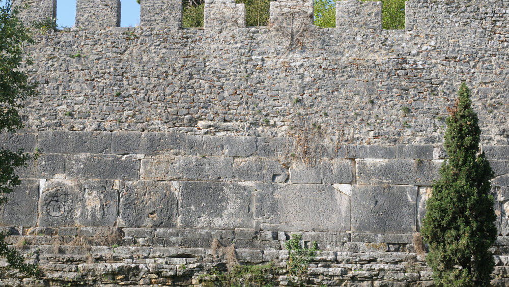 The wall of  Ambracia, icorporated in the Byzantine castle of Arta