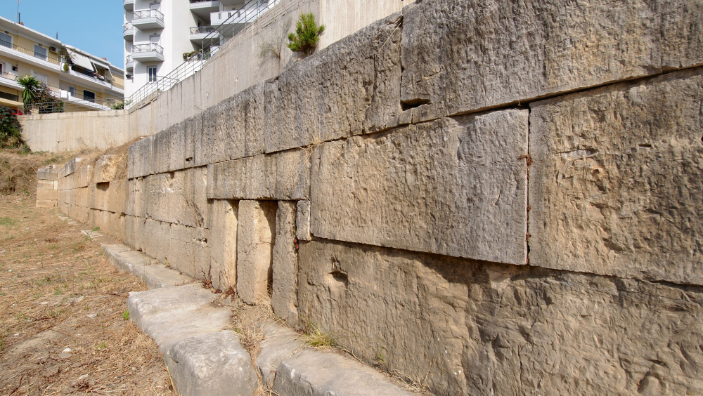 Part of wall ofAmbracia, surrouned by modern buildings of Arta