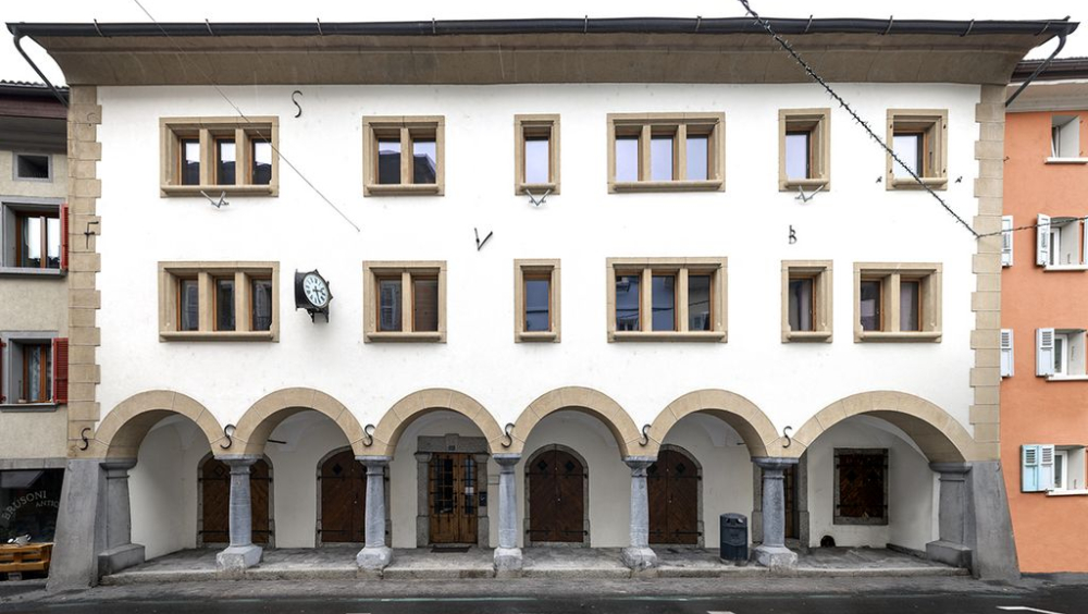 MAISON DE L’HORLOGE : DU CARREFOUR COMMERCIAL À L’AUBERGE DE JEUNESSE