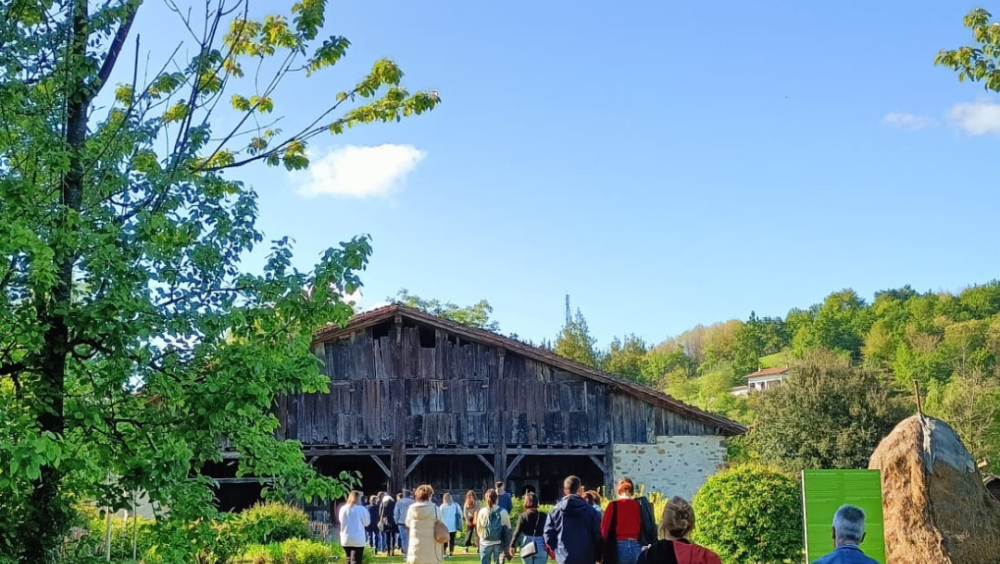 VISITORS ON THE WAY TO THE IGARTUBEITI FARMHOUSE MUSEUM