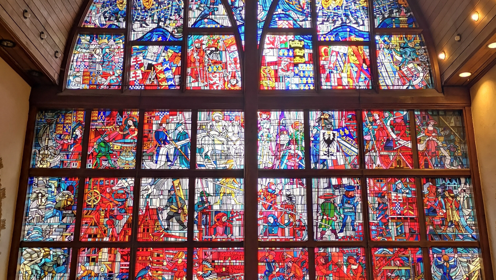 Bezoek het glasraam in de Raadzaal