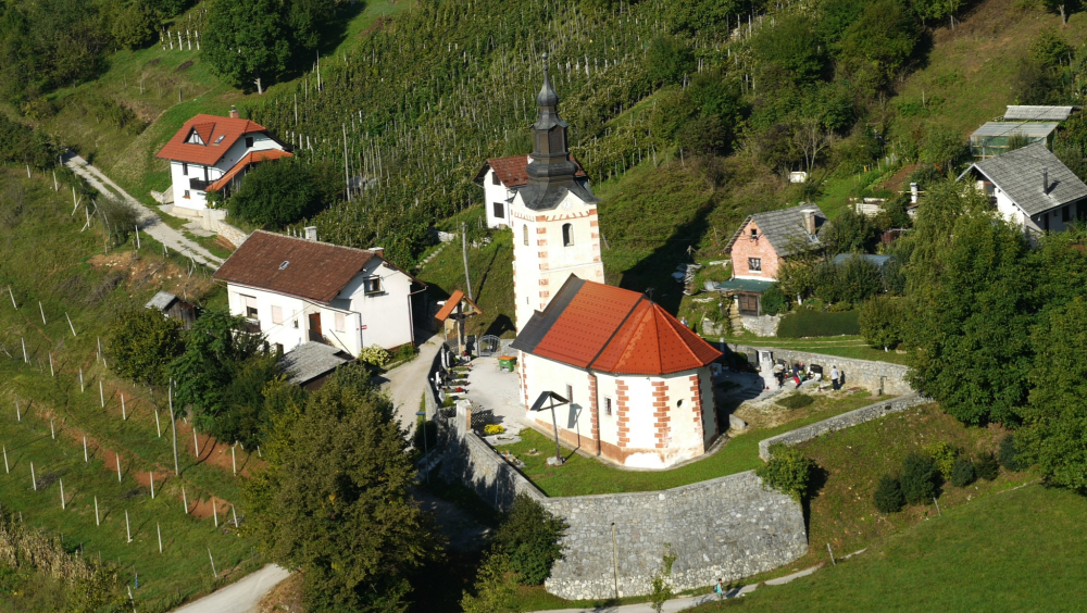 Vodeni ogled cerkve sv. Tomaža v Gorenji Straži