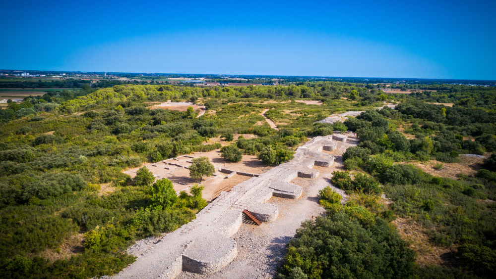 Vue du rempart gaulois bati en pierre sèche