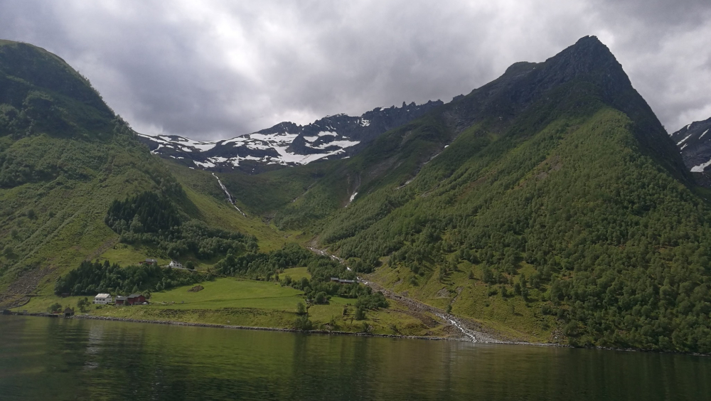 Gårsbesøk i Hjørundfjorden