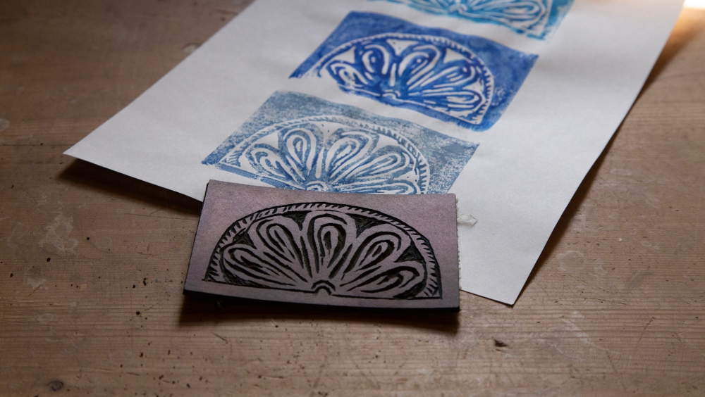 LINOLDRUCK MIT MOTIVEN AUS DER SGRAFFITOKUNST, MUSEUM UND ARCHÄOLOGISCHEM ARCHIV