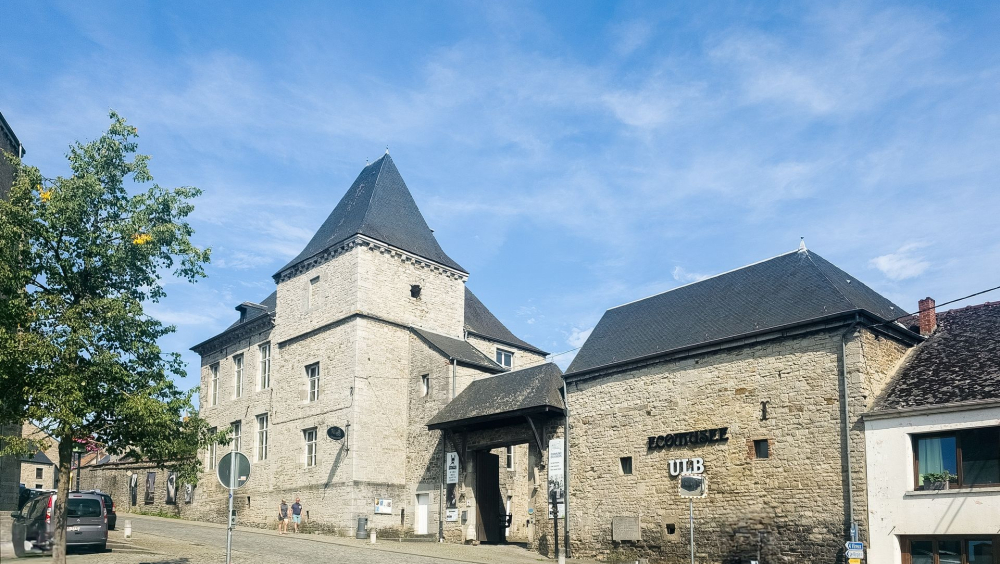 La ferme-château de Treignes