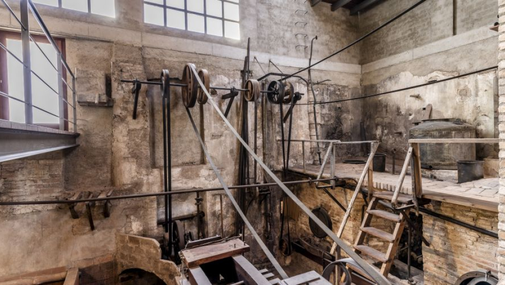 Antiga fàbrica d'aiguardent. Visita, destil·lació i tast.